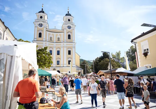 Großes Angebot beim Bauernmarkt im Zientrum von Mondsee. | Foto: Naturpark Bauernland