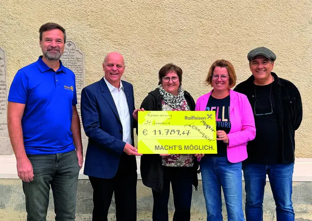 Bei der Scheckübergabe, v. li.: Helmut Hutegger (Rotary Club Lungau), Dechant Christian Schreilechner, Elisabeth Löcker (Biohof Sauschneider), Edith Bogensperger (Geschäftsführerin LKV), Robert Wimmer (Theater Mokrit)  | Foto: Bodo Rossberg 
