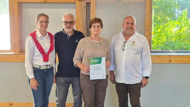 Anni Stix wurde für 25 Jahre Mitgliedschaft geehrt – gemeinsam gratulierten Bgm. Manuela Zebenholzer, Franz Hofbauer und Robert Picker. | Foto: Naturfreunde Hollenstein