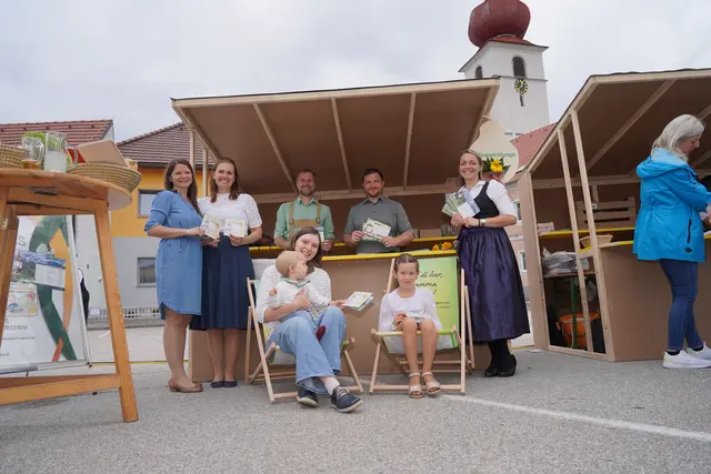 Dorfentwicklungsverein Waldneukirchen präsentiert die Genusskarte und die "Jausenbox-Detektivgeschichte". Von links: Sylvia Hauselberger, Lisa Schneckenleitner, Antonia Riedl, Christoph Geyer, Daniel Gradauer, Teresa Krenn-Diwald mit Kindern
