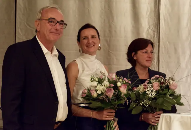 Peter Ochensberger mit den neuen Hoteldirektorinnen Anna Koschuh und Sabine Ullrich.  | Foto: MeinBezirk/Leonie Herrmann