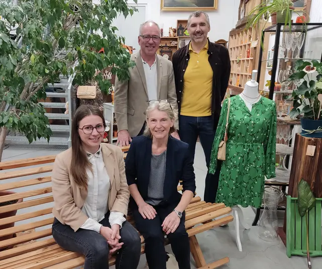 Am Bild: Franziska Werner, Michaela Gadermayr, Bürgermeister Alexander Stangassinger und Vize-Bürgermeister Josef Sailer.  | Foto: Halleiner Arbeitsinitiative