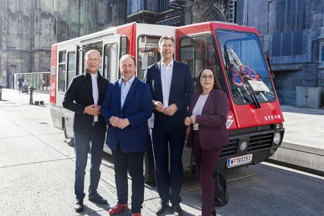 Ein Citybus und seine Fahrgäste: Dompfarrer Toni Faber, Bezirksvorsteher Alexander Nikolai, Bezirksvorsteher Markus Figl und Bezirksvorsteherin Julia Lessacher (v.l.). | Foto: Paola Komanek