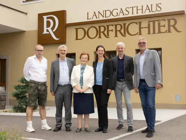 V. l. n. r.: Mag. Wolfgang ENGELBERGER, Rudolf WINTER-EBMER, Jubilarin Elfriede EBMER, LAbg. Mag. Kerstin SUCHAN-MAYR, Johannes EBMER und Uwe SCHLAGER. | Foto: Ing. Hannes Draxler