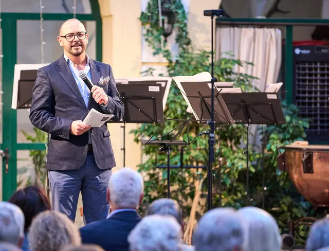 Michael Linsbauer (künstlerischer Leiter der Klassikkonzertreihe „Haydnregion Niederösterreich“) begrüßte das Publikum zum Konzert „Feuer &amp; Fantasie“ i | Foto: Fabian Sorger