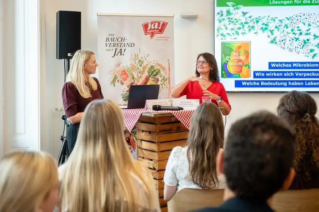 Personen, die sich vorwiegend pflanzlich ernähren, beherbergen auch mehr (Darm-)Mikrobiome in ihrem Körper, erwähnte Mikrobiumforscherin Gabriele Berg (re.). | Foto: Ja! Natürlich/Christian Dusek