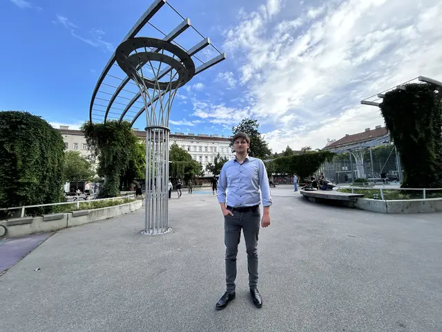 Neos-Bezirkssprecher Paul Hirczy freut sich über die neue Beleuchtung am Yppenplatz.  | Foto: Neos Ottakring