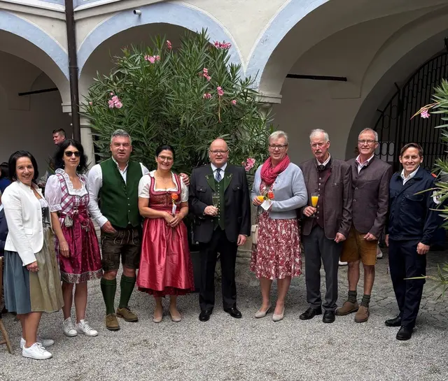 Geselliges Zusammentreffen im Arkadenhof der Pfarre Pitten. | Foto: privat