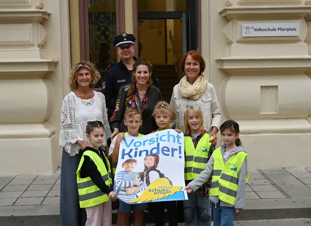 Bürgermeisterin Carmen Jeitler-Cincelli, Stadträtin Angela Stöckl-Wolkerstorfer, Stadtpolizeikommandant-Stv. Birgit Wollenek und Direktorin der Volksschule Pfarrplatz Baden Brigitte Hofer gemeinsam mit Kara, Tiago, Leo, Till und Lea.
 | Foto: 2026psb/sap