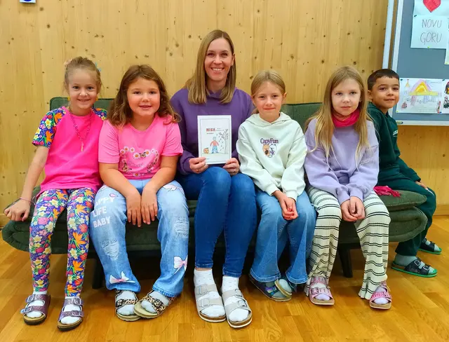 Die Autorin Sindy Reindl mit Kindern der Volksschule Neuberg.