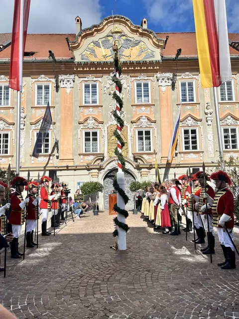 Die Freyung wurde vergangenen Samstag bei Sonnenschein und zahlreichen Besuchern aufgestellt. | Foto: MeinBezirk