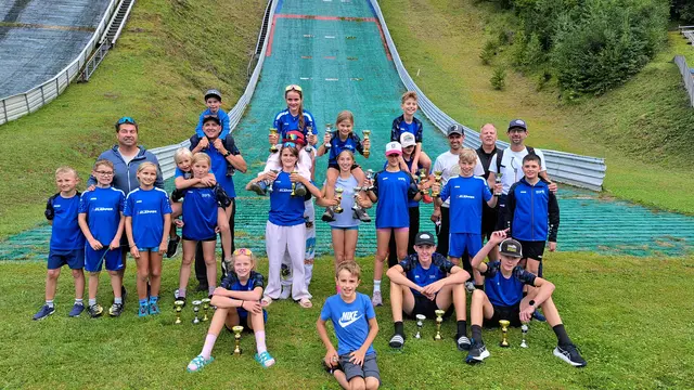Auf der Ganzsteinschanze in Mürzzuschlag holten die Nachwuchssportlerinnen und -sportler des SC Erzbergland sechs Tagessiege und zahlreiche Podestplätze. | Foto: SC Erzbergland
