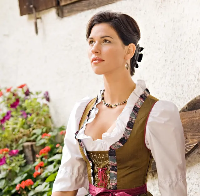 In der Trachtenmode nehmen Farben und Schnitte Anleihen bei den aktuellen Modetrends und verbinden sie mit traditionellen Elementen. | Foto: panthermedia/STphotography