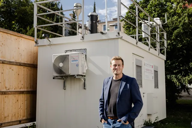 Landesrat Stefan Kaineder ruft die oberösterreichischen Volksschulen dazu auf, die Luftmessstationen im Land künstlerisch zu gestalten. | Foto: Land OÖ/Simon Seher