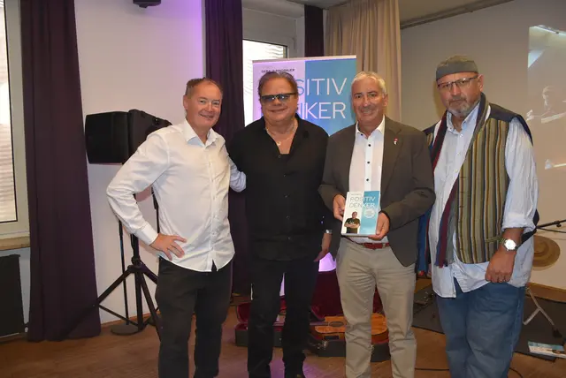 (v.l.n.r.) Gerald Ringbauer (Buchautor), Stargast Ewald Pfleger (OPUS), Michael Leitgeb (Vizebürgermeister Oberwart) und Gernot Lorger (Moderator) bei der Buchpräsentation am Sonntag. | Foto: Gerald Ringbauer