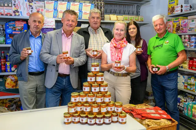 Die Honigspende ist ein Beispiel dafür, wie Vereine und soziale Einrichtungen gemeinsam dazu beitragen können, Lebensqualität zu verbessern und Solidarität sichtbar zu machen. | Foto: SK/Hude