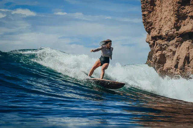 Bell lernte vor zehn Jahren in Indonesien Surfen, auch als WM-Vorbereitung geht es wieder nach Bali.  | Foto: Bell