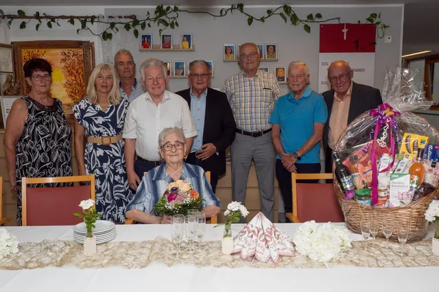 Die Jubilarin Maria Katzenmayer (vorne) im Kreis ihrer Familie und mit Landesobmann Josef Pühringer, Stadtobmann Helmut Schatzl, seinem Stellvertreter Helmut Peter Birner sowie Bezirksobmann Franz Traunmüller. | Foto: OÖ Seniorenbund