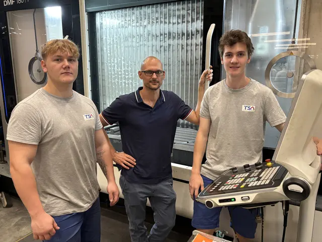 Bei Traktionssysteme Austria in Wiener Neudorf: Lehrling Matthias Kirchknopf, Ausbildner Manuel Langmann und Lehrling Paul Cargnelli.