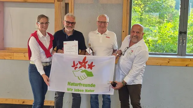 Robert Picker von der Landesorganisation der Naturfreunde und Franz Hofbauer vom ASKÖ gratulierten zum 50-jährigen Jubiläum der Naturfreunde Hollenstein. (weiter am Bild Obfrau Bgm. Zebenholzer und Obfrau-Stv. Klaus Buber) | Foto: Naturfreunde Hollenstein