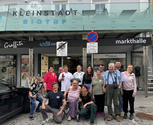 Die Ö3-Nachmittagssendung „Knoll packt an“ mit Andi Knoll (3.v.l.) entstand direkt im Kleinstadtbiotop in Vöcklabruck. | Foto: Hitradio Ö3