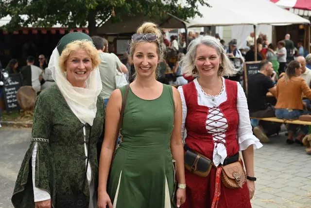 Bürgermeisterin Margarete Jarmer begrüßte zahleiche Ritter und Gaukler in Eggenburg. | Foto: Edi Poss
