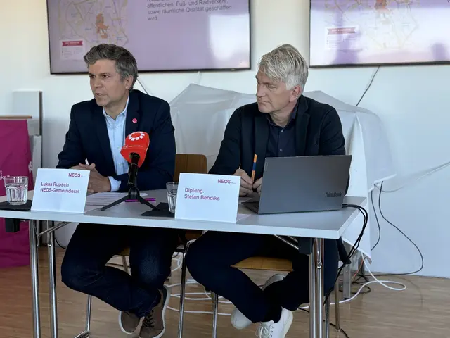 Neos-Gemeinderat Gemeinderat Lukas Rupsch mit Stefan Bendiks von "Artgineering", einem auf öffentlichen und Verkehrsraum spezialisierten Planungsbüro. | Foto: Lisa Gold