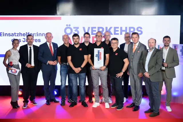 Im Rahmen der feierlichen Ö3-Verkehrsaward-Verleihung in Wien nahmen die Vertreter der Straßenmeisterei Zams die Auszeichnung für ihren Einsatz nach dem Murenabgang im Pitztal entgegen. Mit dabei waren unter anderem die Bundesminister Gerhard Karner und Peter Hanke, der designierte ORF-Generaldirektor Clemens Pig sowie Ö3-Senderchef Michael Pauser. | Foto: ORF/Hans Leitner