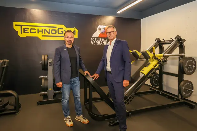 V.l. Gottfried Wurpes (CEO Fitness Companiy Group/Technogym) und Stefan Sandberger (Präsident OÖ Fußballverband). | Foto: OÖFV/ Manfred Binder