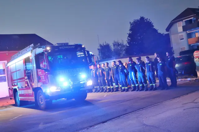 Das neue Fahrzeug kam nach Einbruch der Dunkelheit in Werndorf an. Es entspricht dem letzten Stand der Technik und ist mit vielen Details zum Schutz der Feuerwehrleute ausgestattet.  | Foto: Edith Ertl