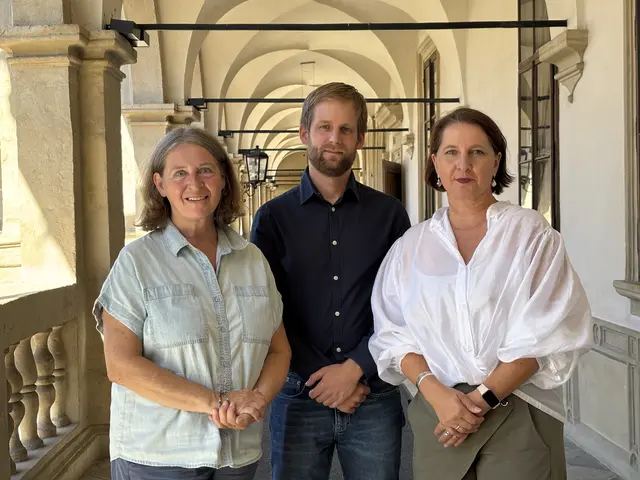 V.l.: Elke Kahr, Bürgermeistern der Stadt Graz, Alexander Melinz, Landtagsabgeordneter und Andrea Prieschl-Höllmüller, Sozialarbeiterin (alle KPÖ) kritisieren die steirische Sozialhilfe-Reform.  | Foto: MeinBezirk