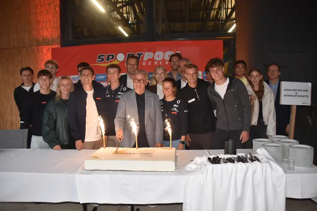 Hans Niessl schnitt im Beisein der aktuellen Sportpool-Sportlerinnen und Sportler sowie Landesrat Heinrich Dorner die Torte an. | Foto: MeinBezirk/Michael Strini