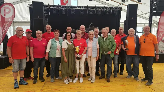Bezirksobmann Leopold Kapeller und die Vorsitzenden der Ortsgruppen aus dem Bezirk übernehmen von der Präsidentin des PVÖ Frau Birgit Gerstorfer den Siegerpokal und stellen sich mit den Ehrengästen zum Foto. | Foto: Irschik