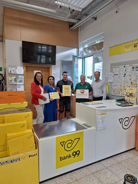 Petra Baumgartner, Bürgermeisterin von Neuhofen an der Krems, Sevda Kirkizoglu, Postpartner-Mitarbeiterin, Clemens Eigner, Filialleiter des Lagerhauses Neuhofen, Daniela Hehenberger, Postpartner-Mitarbeiterin, und Erwin Brunnbauer, Postpartner-Betreuer der Österreichischen Post.  | Foto: Österreichische Post