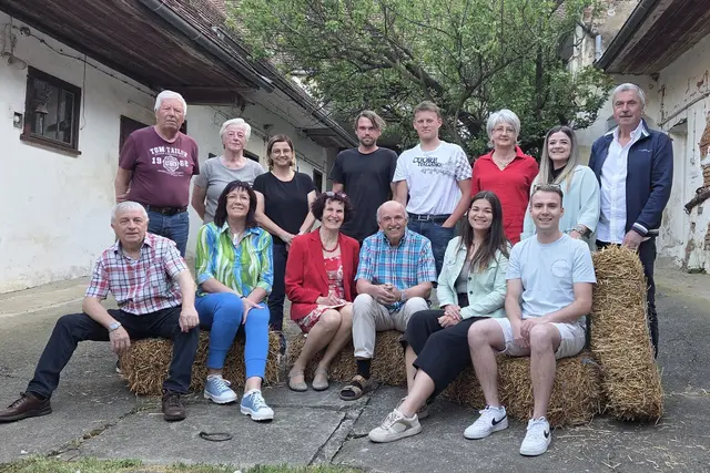 Das Bierbaumer Hoftheater feierte heuer sein zwanzigjähriges Bestehen und übergab aus den Erlösen der Aufführungen eine Spende an eine Familie in der Region. | Foto: Bierbaumer Hoftheater - Johann Thaller