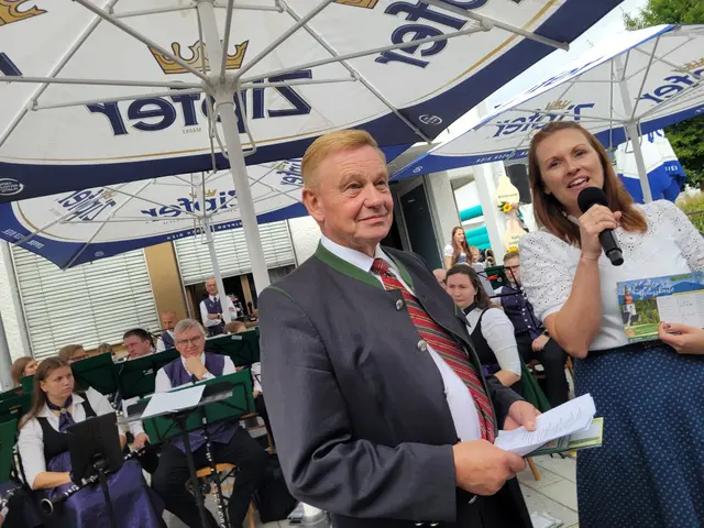 Lisa Schneckenleitner präsentiert die "Regionale Genusskarte" von Waldneukirchen, daneben Bürgermeister Karl Schneckenleitner
