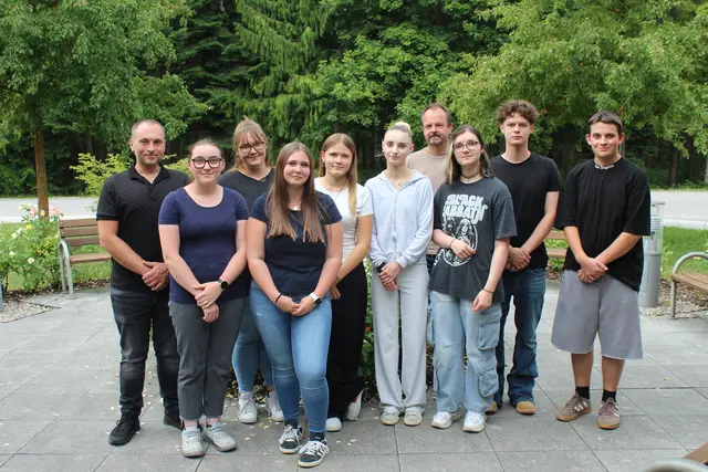 Lehrlingsausbilder Mario Kral, Nathalie Wagesreither, Lehrlingsausbilderin Yvonne Wachtberger, Julia Siedl, Annika Höningl, Celine Krammer, Lehrlingsausbilder Wolfgang Kiesenebner, Nicole Pertl, Andreas Eibensteiner, Eric Maurer
 | Foto: Lebens.Resort Ottenschlag