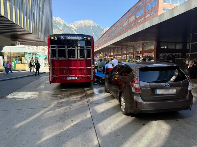 Am Südtiroler Platz in Innsbruck kam es zu einem Unfall mit einem Linienbus und zwei Taxis. | Foto: Rotes Kreuz Innsbruck