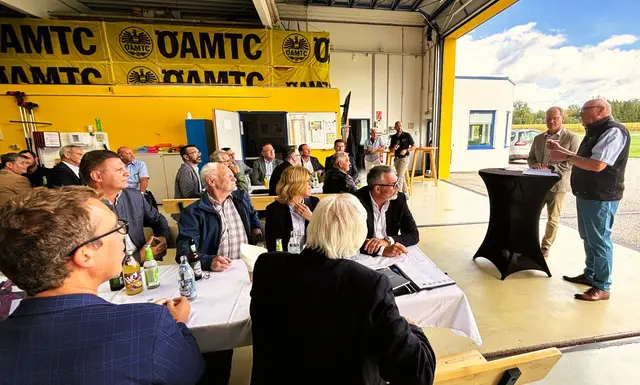 Oberösterreichs Aero-Präsident Peter Panholzer (r.) und ÖAMTC Stützpunktleiter Johannes Schöffl erörtern gemeinsam die Wichtigkeit des neuen Europa 3 Rettungshubschrauber am Standort Suben. | Foto: Franz Gruber
