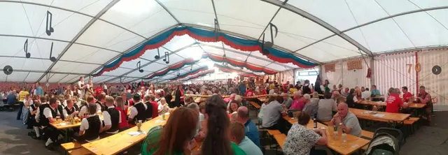 Im Festzelt wurde bis in die frühen Morgenstunden gefeiert – mit der Formation „Voix Brass“ und jeder Menge Blasmusik-Power. | Foto: Gemeinde Langau