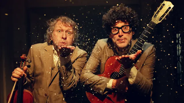 Auch sas Wienerlied-Duo "Die Strottern", bestehend aus Klemens Lendl (l.) und David Müller, ist im Schubert Theater am Alsergrund zu Gast auf der Bühne. | Foto: Victoria Nazarova