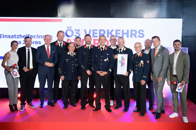 Für einen außergewöhnlichen Einsatz geht der Ö3-Verkehrsaward in der Kategorie "Einsatzhelfer:innen des Jahres" an das Bezirksfeuerwehrkommando Villach-Land. | Foto: ORF/Hans Leitner