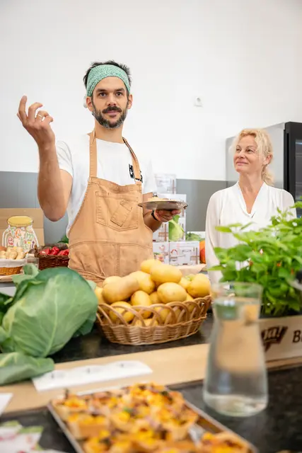 Simon Kotvojs hat mit seinen Speisen gezeigt, wie gehaltvolle, ausgewogene Ernährung im Alltag integriert werden kann. Dazu gab es wissenswerte Infos zu den einzelnen Zutaten von Ernährungsexpertin Margit Fensl. | Foto: Ja! Natürlich/Christian Dusek