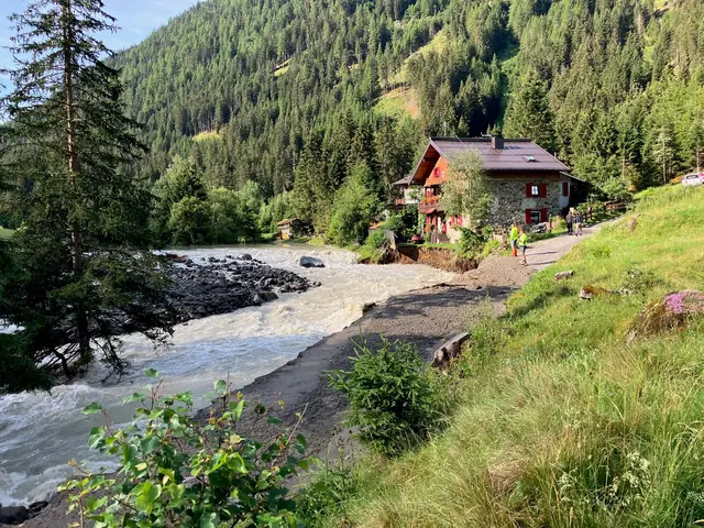 Die Wucht der Mure hinterließ ein Bild der Zerstörung: Teile der Pitztalstraße wurden vollständig unterspült und weggerissen, vier Brücken hielten den Wassermassen nicht stand. | Foto: Land Tirol