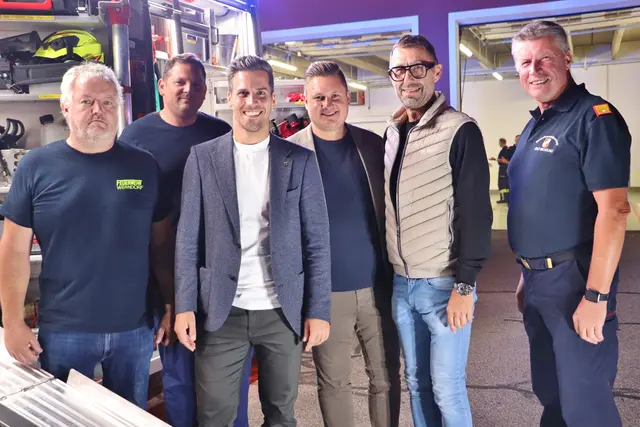 Das neue Fahrzeug der FF Werndorf kam in den Abendstunden in Werndorf an und wurde von zahlreichen Florianis mit Applaus begrüßt. HBI Christian Cafuta (li) OBI Daniel Hammer, Bgm. Alexander Ernst, Vzbgm. Christoph Reinbacher, Gemeindekassier Gerald Ulrich und Abschnittsbrandinspektor Hannes Binder | Foto: Edith Ertl