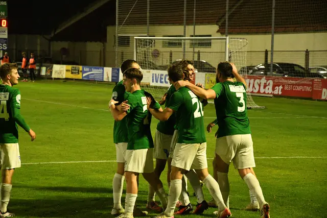 Nach einem Abschluss von Rekirsch konnte der Absdorfer Torhüter zunächst noch parieren, Berger setzte nach und drückte den Ball zum 2:0 über die Linie. | Foto: Vera Popp / SK Eggenburg