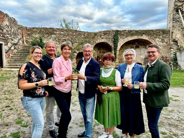 Gesellige Runde beim traditionellen ÖVP-Heurigen auf der Garser Burg: Bei gutem Essen, gemütlicher Atmosphäre und angeregten Gesprächen genossen die Gäste gemeinsam das gelungene Heurigenwochenende. | Foto: Manuela Danzinger
