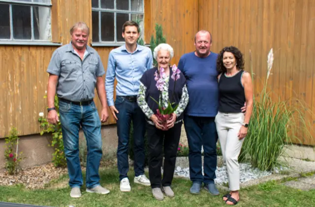 Hermine Penz gratulierte Ortsvorsteher Ernst Koppensteiner, Vizebürgermeister Alexander Leutgeb, sowie Robert- und Daniela Penz. | Foto: Stadtgemeinde Zwettl-NÖ