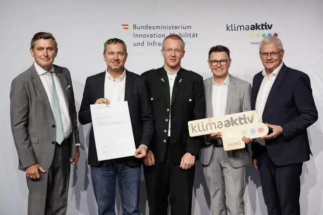 Markus Hofko und Manfred Leitner (Gemeinde Pasching), gemeinsam mit Bundesminister Peter Hanke (BMIMI), Thomas Steiner (Österreichischer Städtebund) und Erich Trummer (Österreichischer Gemeindebund. | Foto: klimaaktiv/Maria Hollunder