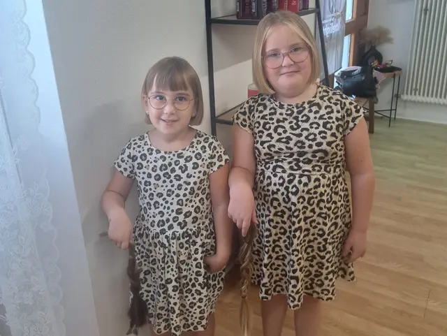 Die Schwestern Paula (5) und Hanna (6) Haas haben ihre langen Haare abschneiden lassen und dem Verein „Haarfee" gespendet.  | Foto: Haas